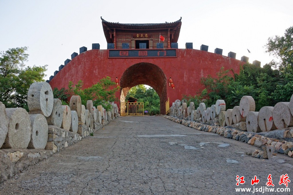 山东莱芜这个景区山顶上竟有一座李逵母之墓